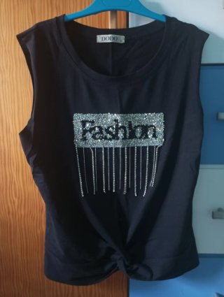 Top negro Fashion con brillitos y flecos