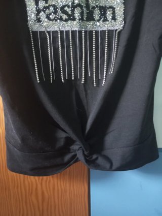 Top negro Fashion con brillitos y flecos