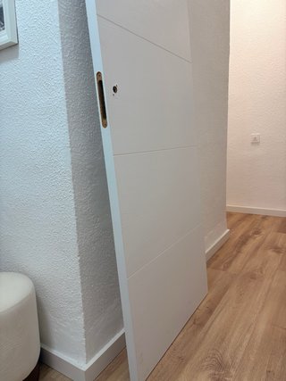 Puertas blancas modernas nuevas