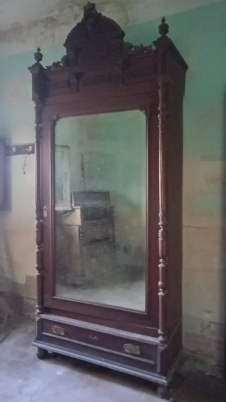 Armario ropero antiguo de madera con espejo.