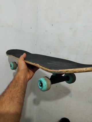 Skate Board Negro con Ruedas Azules