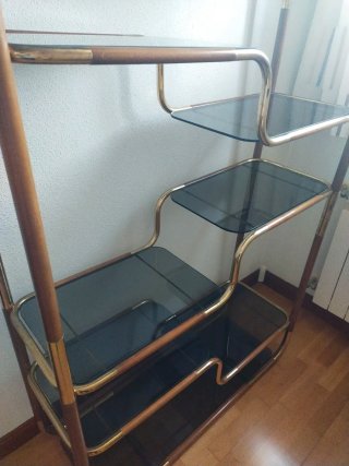Estantería de cristal y madera