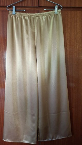 Traje tradicional vietnamita azul y dorado