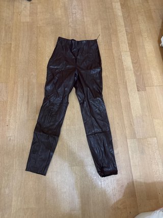 Pantalones de cuero burdeos Zara