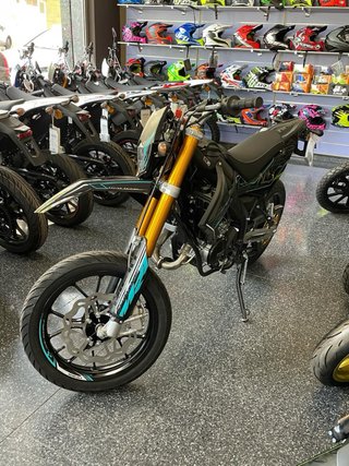 RIEJU MRT PRO Supermotard Negra y Dorada