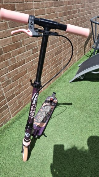 Patinete infantil Decathlon morado como nuevo