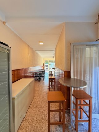 Bar con salida de humos en Urb. Sant Salvador.