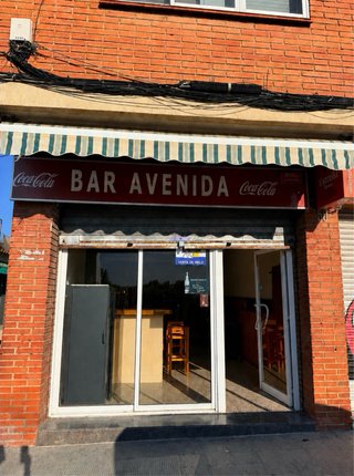 Bar con salida de humos en Urb. Sant Salvador.