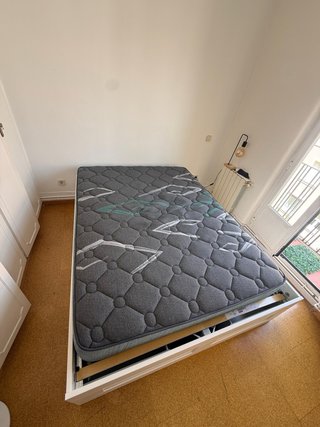 Colchón de cama gris con diseño.