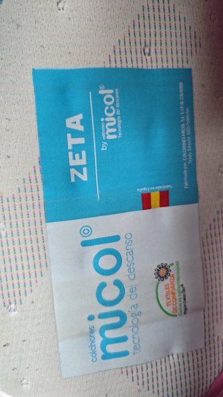 Colchón de cama gris con diseño.