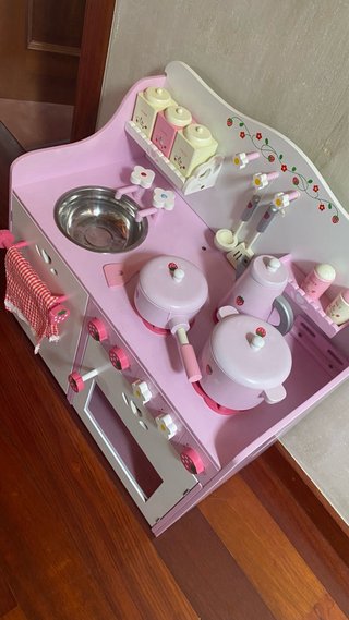 Cocina de juguete de madera rosa