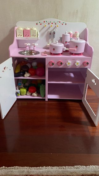 Cocina de juguete de madera rosa