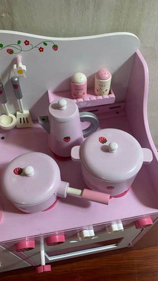 Cocina de juguete de madera rosa