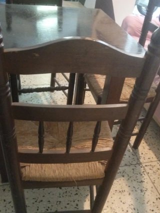Mesa y 4 Sillas de Madera