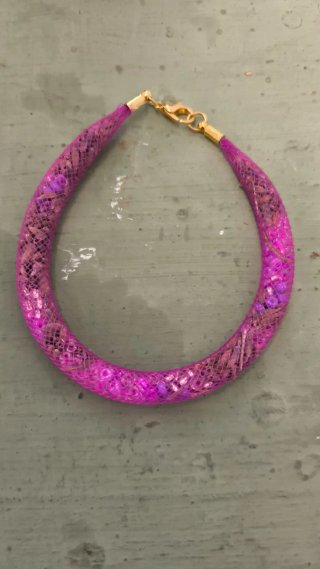 Taller de joyería con lavanda en el pueblo español