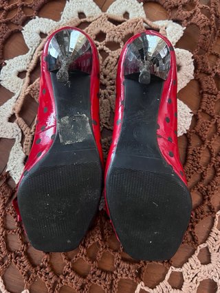 Zapatos de tacón rojos lunares