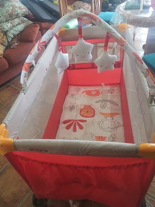 Parque cuna infantil con diseño de animales
