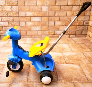 Triciclo infantil con arnés de seguridad