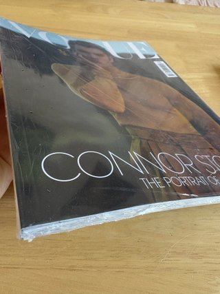 Revista Vogue Adria | Connor Storrie con libro