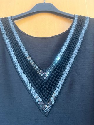 Blusa negra con escote V y lentejuelas