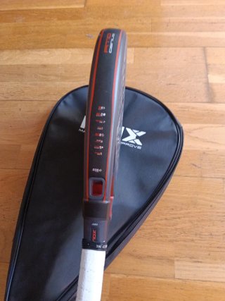 Pala de pádel NOX con funda