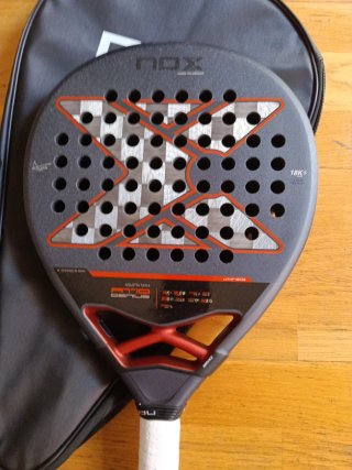 Pala de pádel NOX con funda