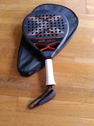Pala de pádel NOX con funda