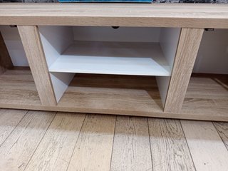 Mueble TV madera y blanco