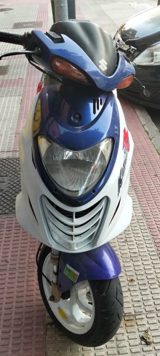 Moto Scooter Azul y Blanco