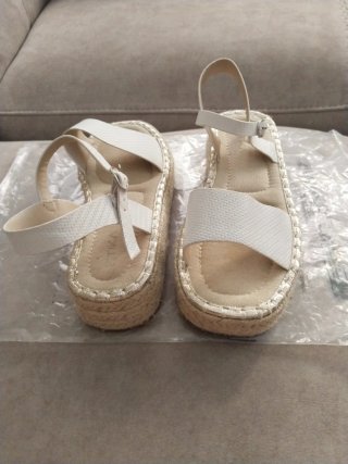 Sandalias blancas y doradas niña