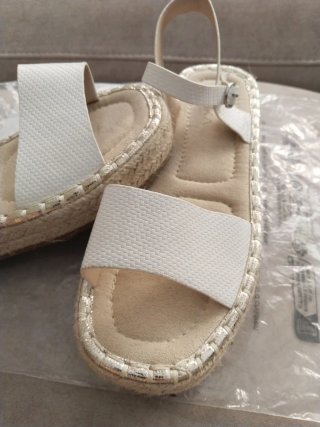Sandalias blancas y doradas niña