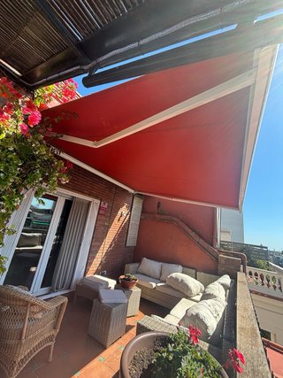 Toldo de terraza rojo y blanco