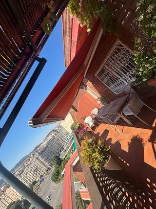 Toldo de terraza rojo y blanco