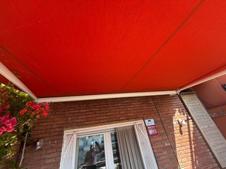 Toldo de terraza rojo y blanco