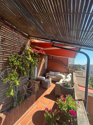 Toldo de terraza rojo y blanco