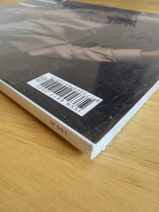 Revista Vogue Adria | Connor Storrie con libro