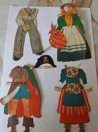 Juguetes antiguos de papel.
