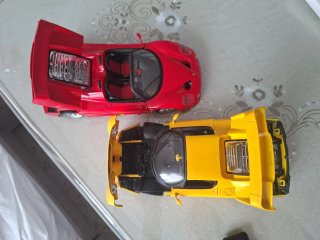 Coppia di auto Ferrari F50 in scala 1/18