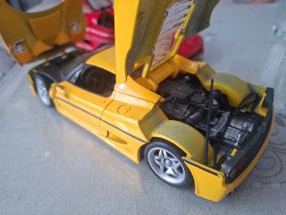 Coppia di auto Ferrari F50 in scala 1/18