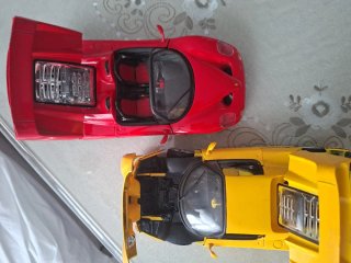 Coppia di auto Ferrari F50 in scala 1/18