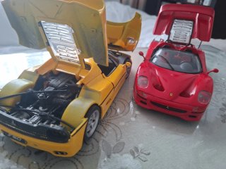 Coppia di auto Ferrari F50 in scala 1/18