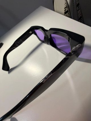 Occhiali da sole neri con lenti viola