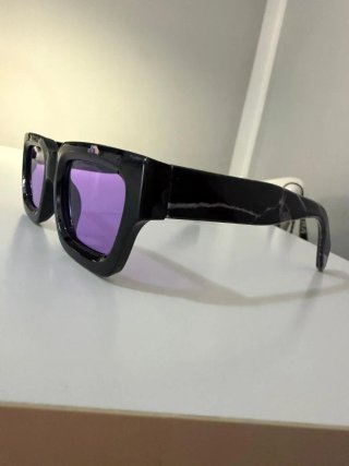 Occhiali da sole neri con lenti viola