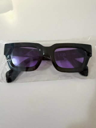Occhiali da sole neri con lenti viola