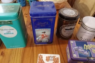 Lotto di 12 scatole decorative in latta di varie marche