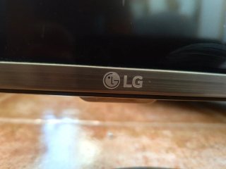 LG Smart TV Negra y Plateada