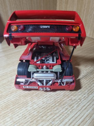 Ferrari F40 Scala 1:18