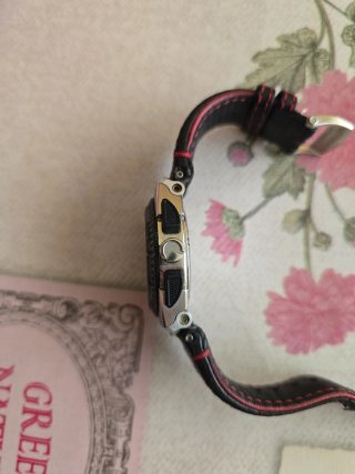 Reloj de pulsera negro y plateado