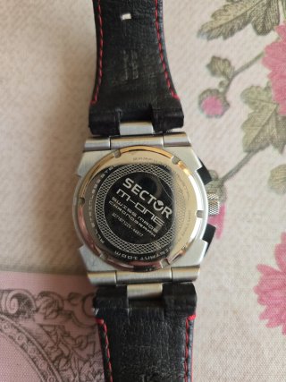 Reloj de pulsera negro y plateado