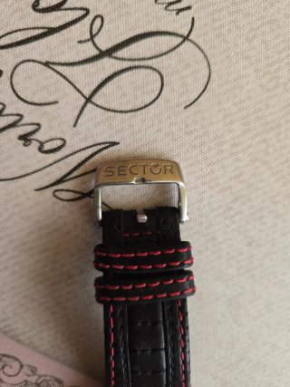Reloj de pulsera negro y plateado